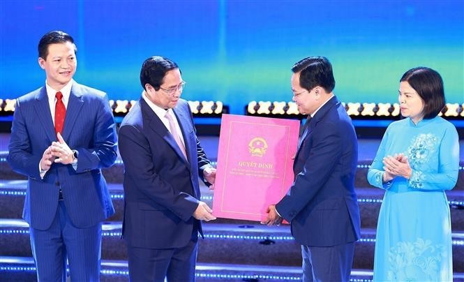 Le Premier ministre Pham Minh Chinh remet la décision approuvant la Planification de la province de Bac Ninh pour la période 2021-2023, avec une vision jusqu'en 2050. Photo : VNA