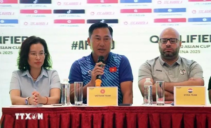 L'entraîneur Hua Hien Vinh de l'équipe vietnamienne U20 (centre). Photo : VNA.