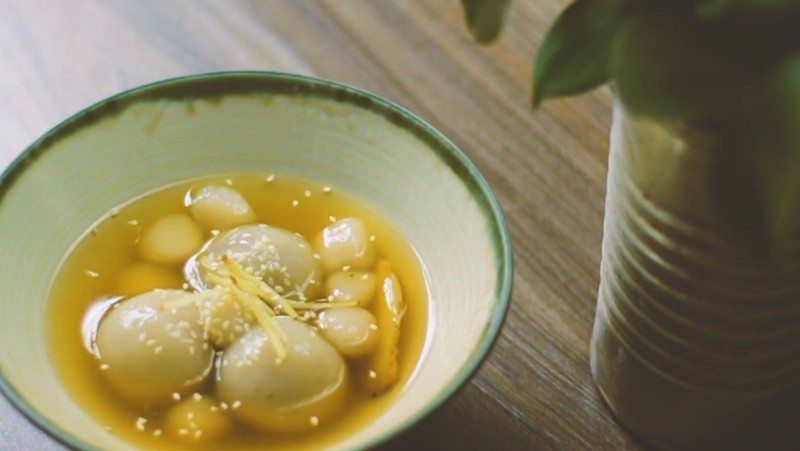 Les boulettes de riz gluant au sirop de gingembre (che troi nuoc). Photo : Dienmayxanh.