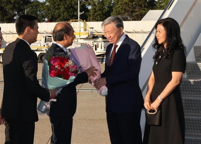 L'ambassadeur du Vietnam aux États-Unis, Nguyen Quoc Dung, et l'ambassadeur et chef de la Mission vietnamienne auprès de l'ONU, Dang Hoang Giang, ont accueilli le secrétaire général du Parti et président To Lam et son épouse à l'aéroport international J.F. Kennedy. Photo : VNA.