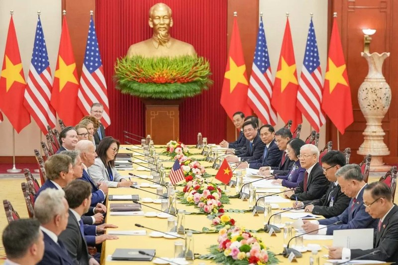 Le Vietnam et les États-Unis ont décidé de porter leurs relations au niveau de partenariat stratégique intégral pour la paix, la coopération et le développement durable, à l’occasion de la visite d'État du Président américain Joe Biden au Vietnam en septembre 2023. Photo: baochinhphu.vn.