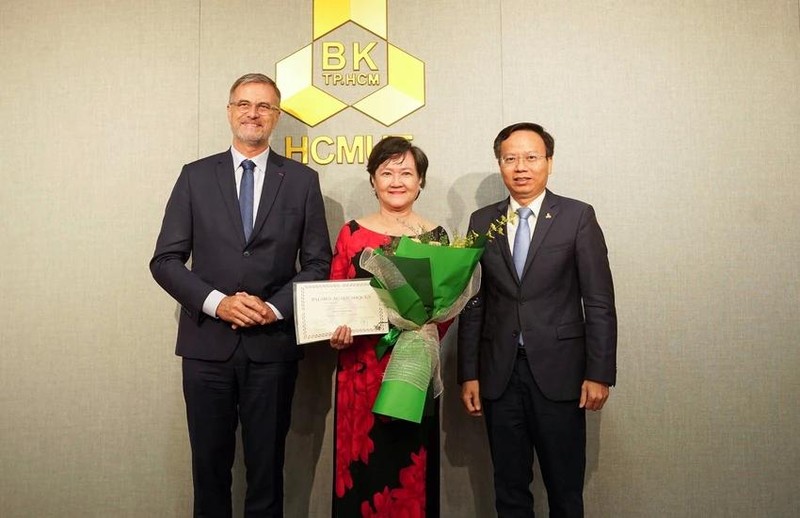 L’ambassadeur de France au Vietnam, Olivier Brochet (à gauche), remet l’Ordre des Palmes académiques du gouvernement français à la docteur vietnamienne Phan Thi San Ha (au centre). Photo: plo.vn.