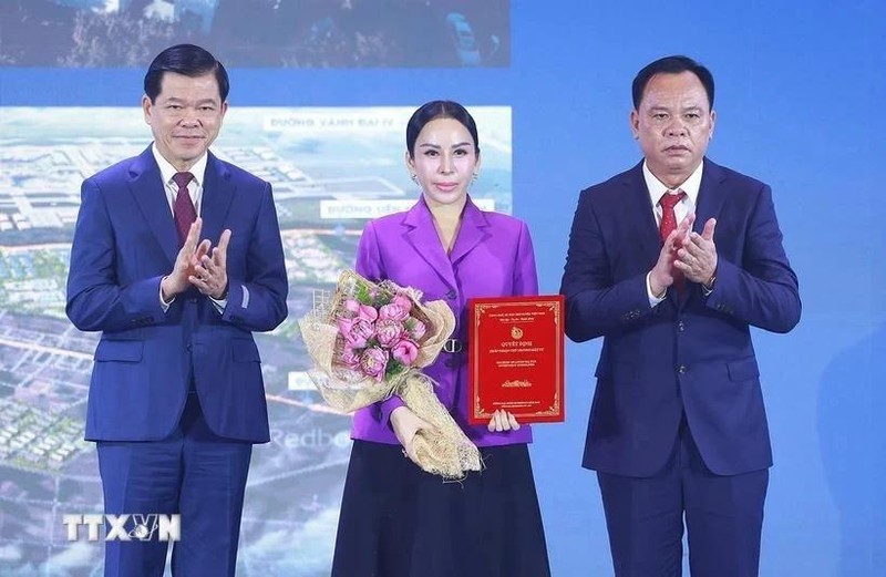 Dong Nai remet des certificats d'investissement à 17 projets