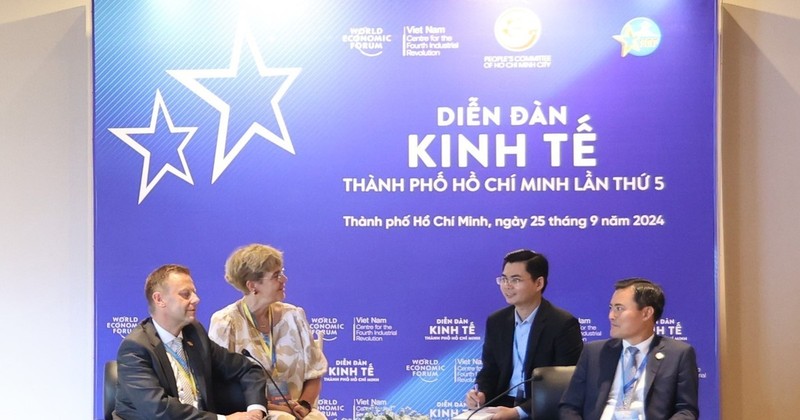 Rencontre entre Bui Xuân Cuong, vice-président du Comité populaire de Hô Chi Minh-Ville, et Torsten Bonew, maire adjoint de Leipzig (Allemagne), le 25 septembre, en marge du Forum économique de la mégapole du Sud 2024. Photo : VNA