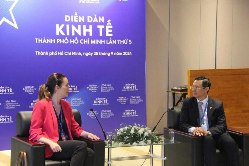 Rencontre entre Tran Phuoc Anh, membre du Comité du Parti de Hô Chi Minh-Ville et directeur du service municipal des Affaires étrangères (à droite), et Naila Mazzucco, haut-commissaire au commerce de l’État australien de Victoria pour l’Asie du Sud-Est, le 25 septembre en marge du 5e Forum économique de Hô Chi Minh-Ville. Photo : baoquocte.vn 