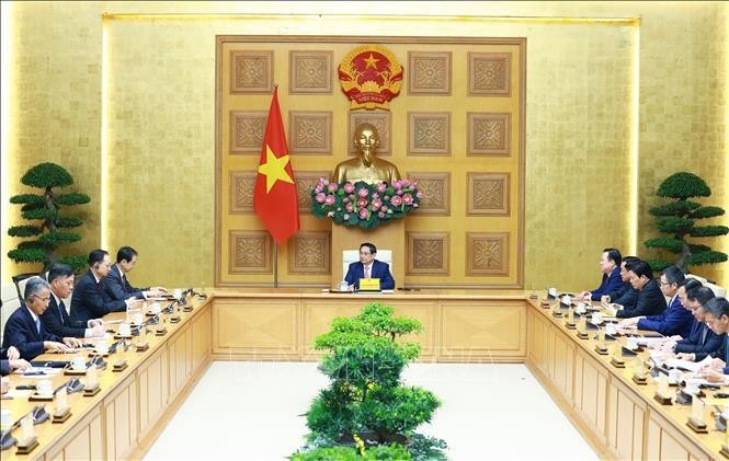 Le Premier ministre Pham Minh Chinh (au centre), lors d'une réception accordée à l’ambassadeur de Chine au Vietnam, He Wei, le 1er octobre à Hanoï. Photo: VNA