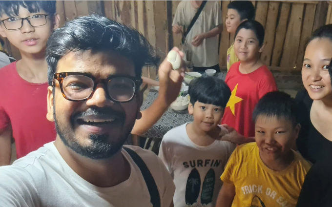 Sam Mittal prend une photo avec des enfants à Sa Pa (Nord) lors de sa visite en juin 2023. Photo : Sam Mittal 