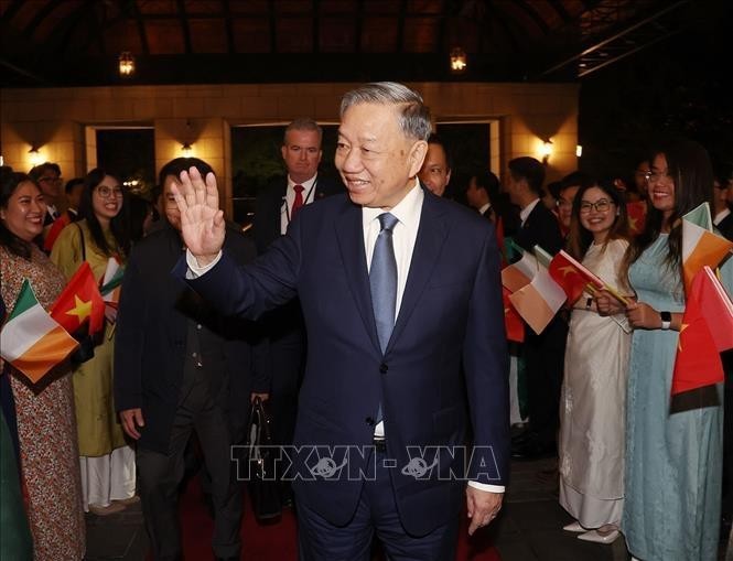 Le Secrétaire général du PCV et Président vietnamien, To Lam, a atterri à l'aéroport de Dublin à 20h30, le 1er octobre (heure locale), entamant sa visite d'État en Irlande. Photo : VNA.