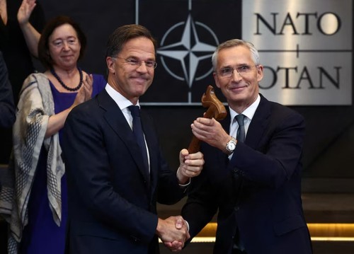 Mark Rutte (gauche) et son prédécesseur Jens Stoltenberg. Photo: Reuters