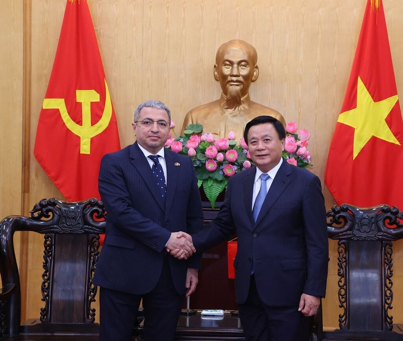 Le membre du Bureau politique et président de l'Académie nationale des sciences politiques Hô Chi Minh, Nguyên Xuân Thang (à droite), et l'ambassadeur d'Azerbaïdjan au Vietnam, Shovgi Kamal Oglu Mehdizade, le 1er octobre à Hanoï. Photo: VNA.