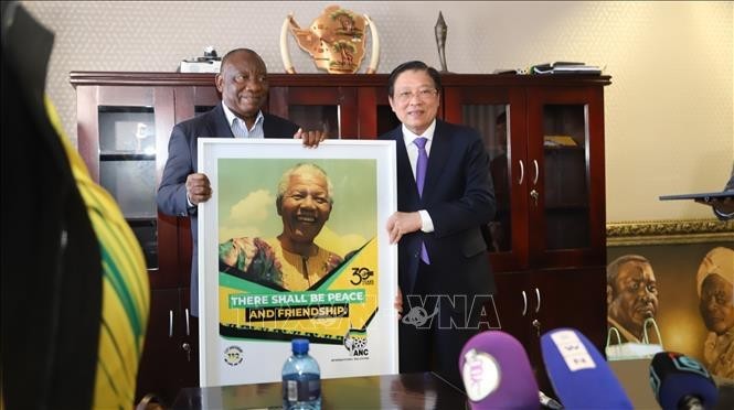 Le président de l’Afrique du Sud et chef du parti au pouvoir, le Congrès national africain (ANC) Cyril Ramaphosa (à gauche) et le membre du Politburo et secrétaire du Comité central du PCV Phan Dinh Trac. Photo: VNA