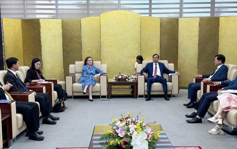 Séance de travail entre le président du Comité populaire de la ville de Dà Nang, Le Trung Chinh (droite), et l'ambassadrice de Nouvelle-Zélande Caroline Beresford, le 1er octobre. Photo: VNA.