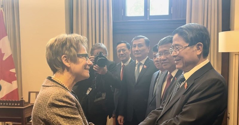 Le vice-président de l'Assemblée nationale (AN) du Vietnam Nguyen Duc Hai rencontre la présidente du Sénat canadien, Raymonde Gagné. Photo: VNA