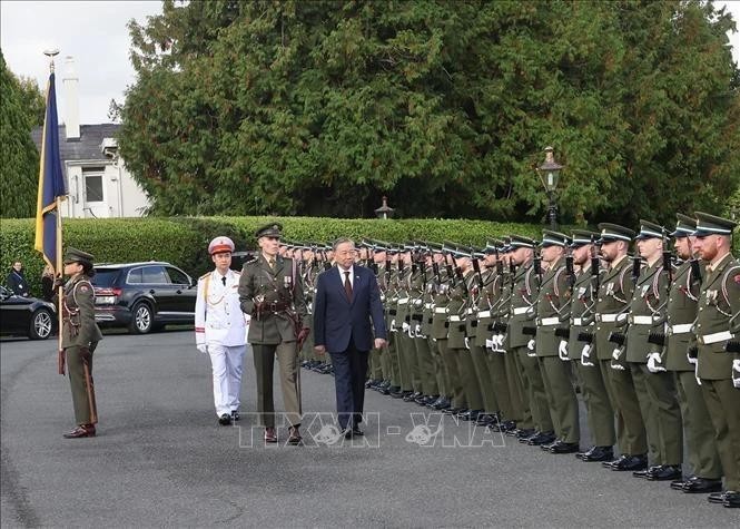 Le secrétaire général du Parti communiste du Vietnam et président de la République, Tô Lâm, inspecte la garde d'honneur lors de la cérémonie d'accueil. Photo : VNA