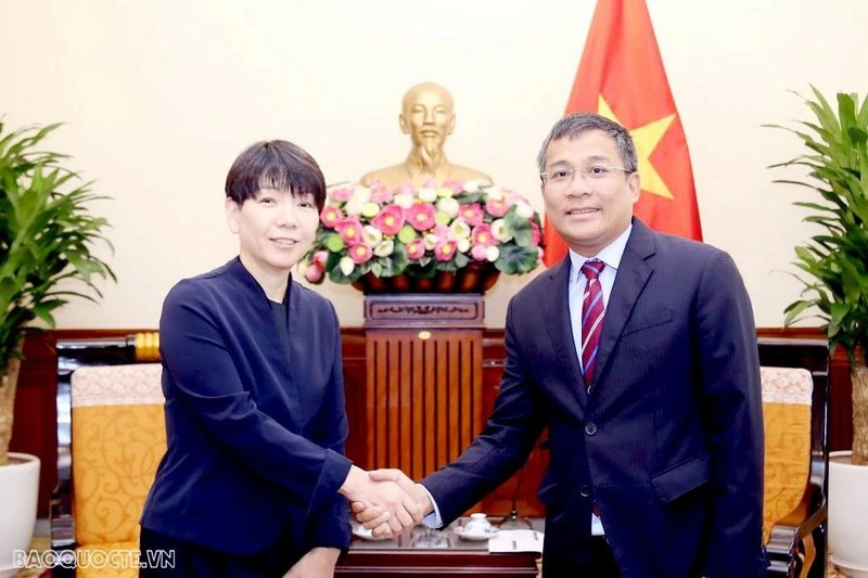 Le vice-ministre permanent des Affaires étrangères du Vietnam, Nguyen Minh Vu (à droite), et Sakuma Kazuko, directrice chargée de la région Asie-Pacifique de la Banque japonaise de coopération internationale (JBIC), le 2 octobre à Hanoi. Photo: baoquocte.vn