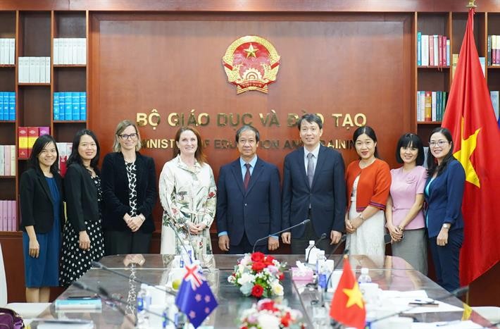 Rencontre entre le ministre vietnamien de l’Éducation et de la Formation, Nguyen Kim Son (au centre), et l’ambassadrice de Nouvelle-Zélande au Vietnam, Caroline Beresford (4e à gauche), le 3 octobre à Hanoi. Photo: moet.gov.vn.