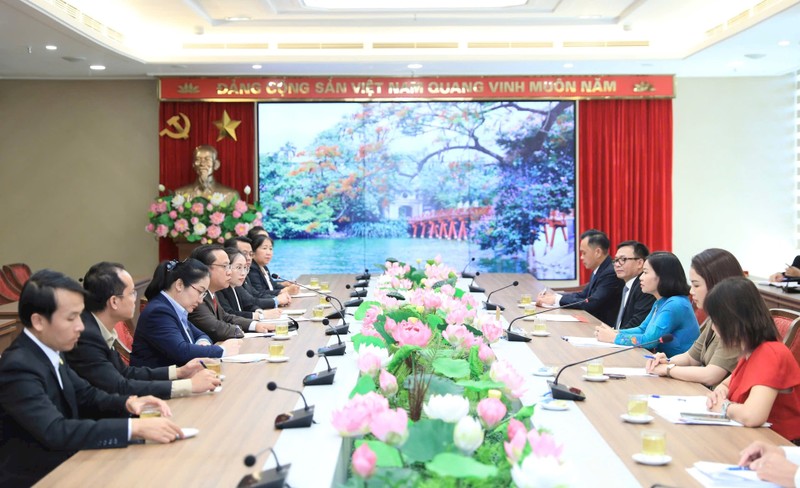 Rencontre entre les autorités de Hanoï et la délégation du Parquet populaire de la ville de Vientiane (Laos), le 3 octobre à Hanoï. Photo: hanoimoi.vn