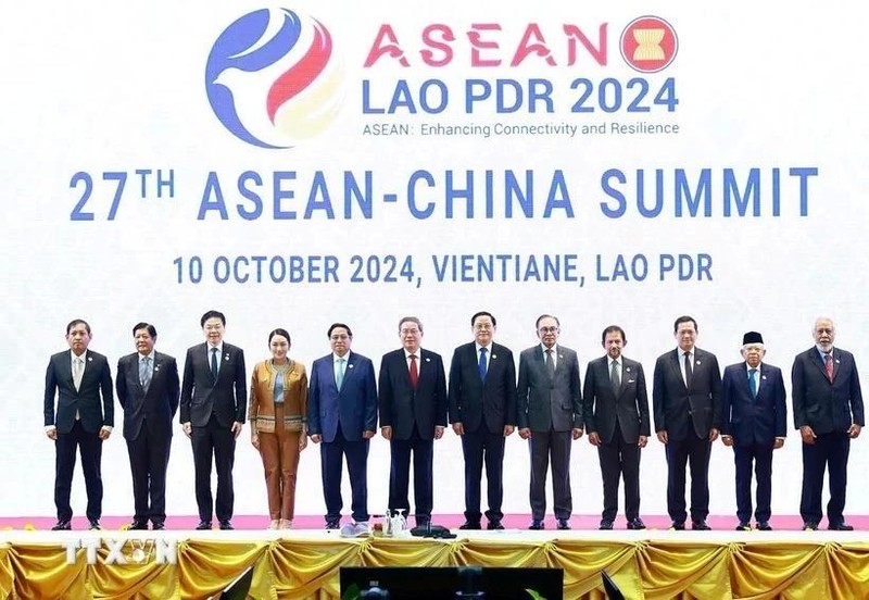 Le Premier ministre Pham Minh Chinh (cinquième à gauche), les chefs des délégations de l'ASEAN et le Premier ministre chinois Li Qiang prennent une photo de groupe. Photo : VNA.