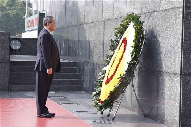 Le Premier ministre chinois Li Qiang et une délégation de haut rang ont déposé le 13 octobre au matin une gerbe en hommage au Président Hô Chi Minh en son mausolée à Hanoï. Photo : VNA.