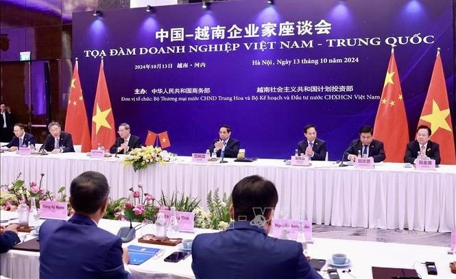 Le Premier ministre vietnamien Pham Minh Chinh et son homologue chinois Li Qiang lors du Forum du commerce Vietnam-Chine. Photo : VNA