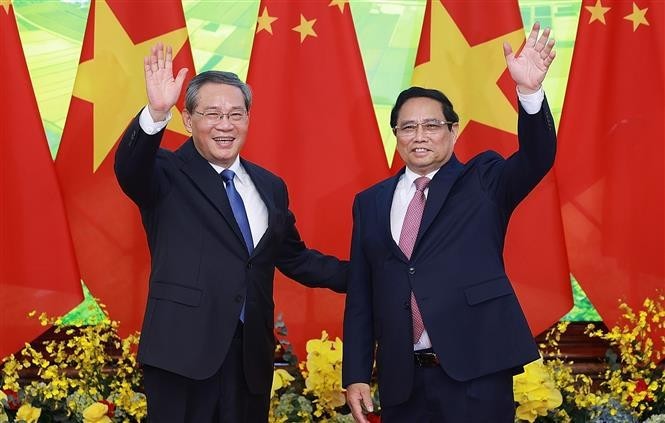 Le Premier ministre Pham Minh Chinh (droite) et homologue chinois Li Qiang. Photo : VNA