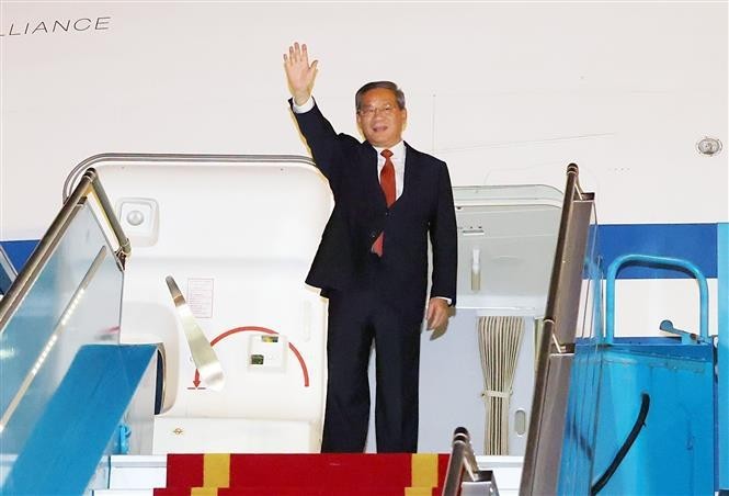 Le Premier ministre chinois Li Qiang arrive à l’aéroport international de Nôi Bài, entamant une visite officielle de trois jours au Vietnam à l’invitation de son homologue vietnamien Pham Minh Chinh. Photo : VNA.