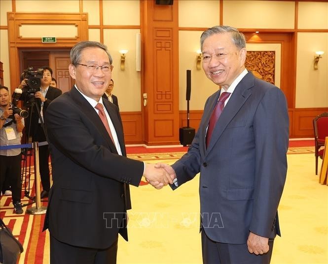 Le secrétaire général du Parti communiste du Vietnam et président vietnamien Tô Lâm (à droite) serre la main du Premier ministre chinois Li Qiang, à Hanoi, le 12 octobre. Photo : VNA.