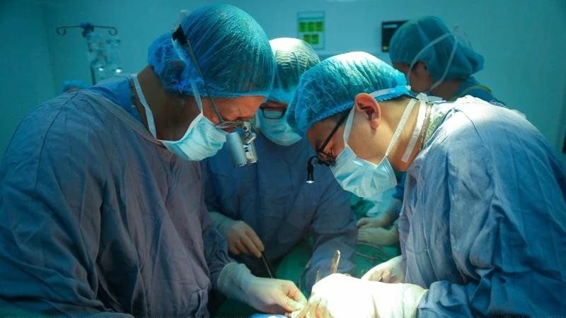 Des médecins de l’hôpital d’amitié Vietnam-Allemagne réalisent une transplantation simultanée du cœur et du foie. Photo: NDEL.