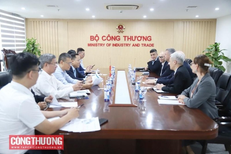 Séance de travail entre les responsables du ministère vietnamien de l’Industrie et du Commerce, l’ambassadeur de Finlande au Vietnam, Keijo Norvanto, et des représentants du groupe finlandais Wartsila, le 15 octobre à Hanoi. Photo: congthuong.vn