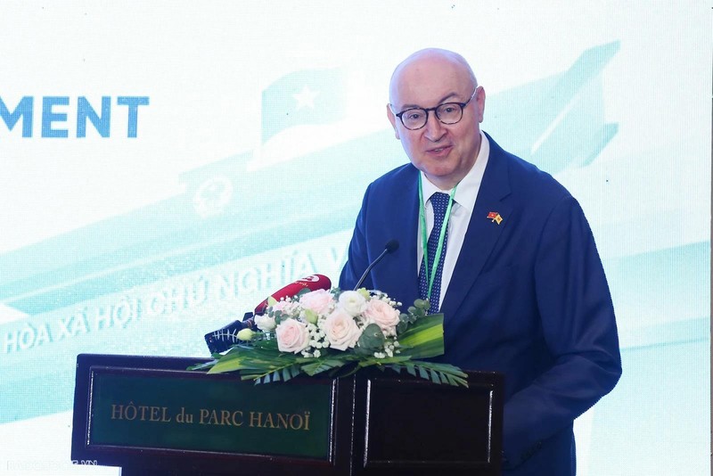 Pierre Du Ville, délégué général de Wallonie-Bruxelles au Vietnam, prend la parole lors de la conférence internationale intitulée « Coopération pour les frontières, les mers, les îles, la paix et le développement », le 8 octobre à Hanoï. Photo: baoquocte.vn 