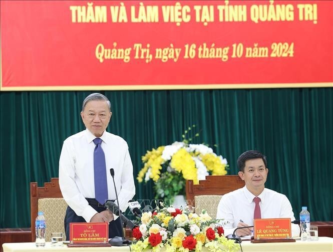 Le SG du Parti et président vietnamien To Lam travaille avec la Permanence du Comité provincial du Parti de Quang Tri. Photo : VNA.