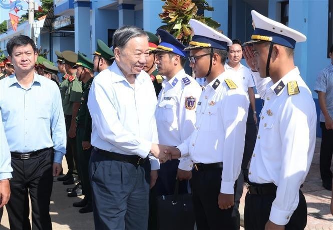 Le secrétaire général du Parti et président de la République Tô Lâm en visite sur l’île de Côn Co, dans la province de Quang Tri (Centre). Photo : VNA.