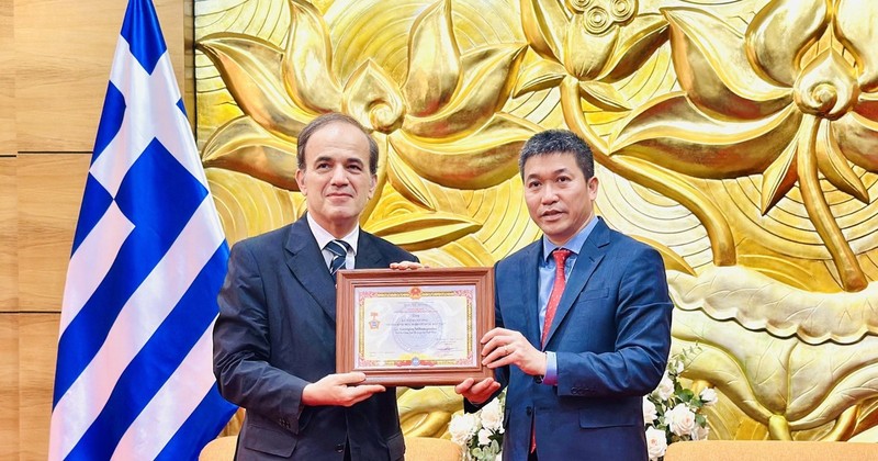 Le président de l'Union des organisations d'amitié du Vietnam (VUFO), Phan Anh Son (à droite), remet l’Insigne "Pour la paix et l'amitié entre les peuples" à l'ambassadeur de Grèce au Vietnam Georgios Stilianopoulos. Photo : VNA.