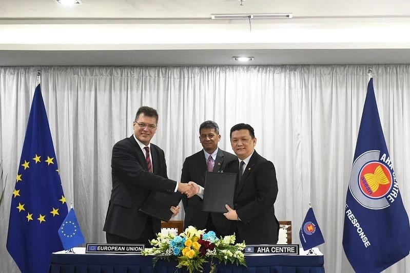 Des représentants du Centre AHA et du Département de la protection civile et des opérations d’aide humanitaire de l’Union européenne signent un accord sur la gestion des catastrophes. Photo : asean.org