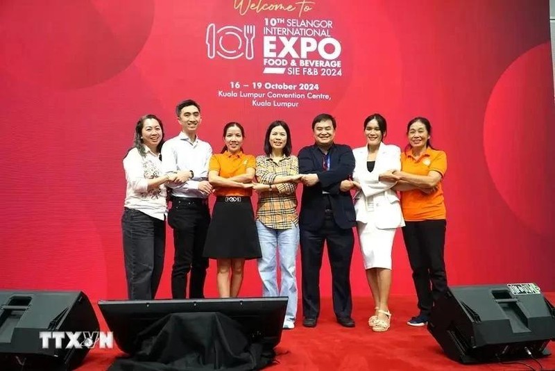 Le conseiller commercial vietnamien en Malaisie, Le Phu Cuong, (troisième à droite), prend une photo avec les entreprises vietnamiennes participant au Selangor International Business Summit (SIBS) 2024 à Kuala Lumpur. Photo : VNA.