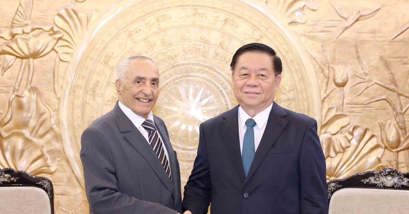 Nguyen Trong Nghia, président de la Commission centrale de la sensibilisation et de l’éducation du Parti (droite), et El Mostafa El Ktiri, haut-commissaire aux anciens résistants et anciens membres de l’Armée de libération du Maroc, le 16 octobre à Hanoï, Photo : VNA.