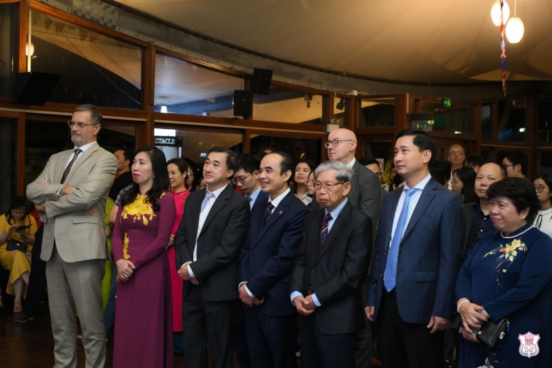 Lors de la cérémonie pour célébrer la francophonie médicale au Vietnam, le 14 octobre au siège de l’ambassade de France à Hanoï. Photo: Université de médecine de Hanoï 