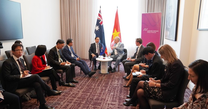 Rencontre entre le vice-Premier ministre et ministre vietnamien des Affaires étrangères, Bui Thanh Son, et le ministre australien du Commerce et du Tourisme, Don Farrell, le 17 octobre à Adélaïde. Photo : VNA