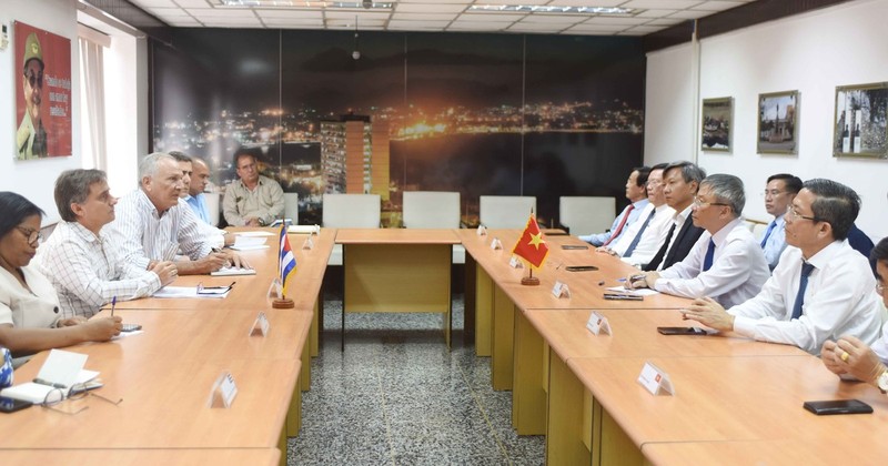 Lors da séance de travail entre la délégation de la province de Quang Nam avec le gouverneur de la province de Matanzas, Mario Sabines Lorenzo. Photo : VNA.