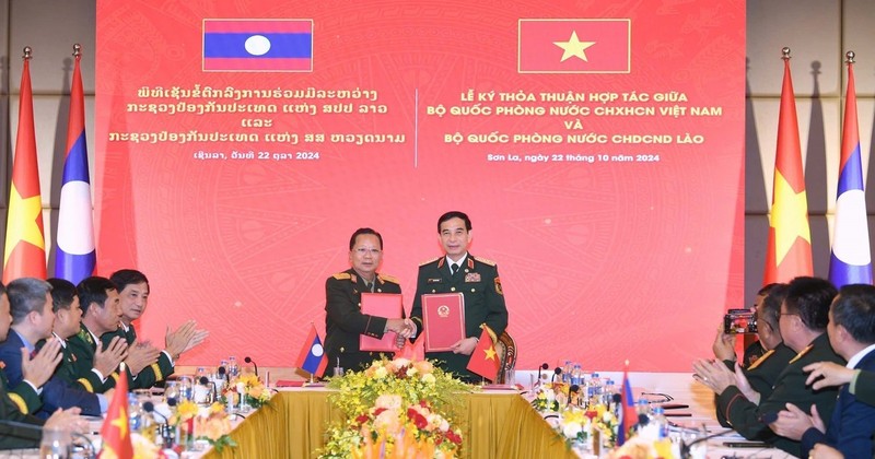 Le général Phan Van Giang, secrétaire adjoint de la Commission militaire centrale et ministre vietnamien de la Défense (droite), et le vice-Premier ministre et ministre lao de la Défense, le général Chansamone Chanyalath. Photo : VNA.