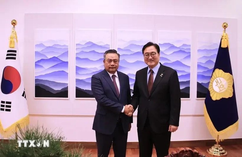 Le président du Comité populaire de Hanoi, Tran Sy Thanh (gauche) et le président de l'Assemblée nationale de la République de Corée, Woo Won Shik. Photo : VNA.