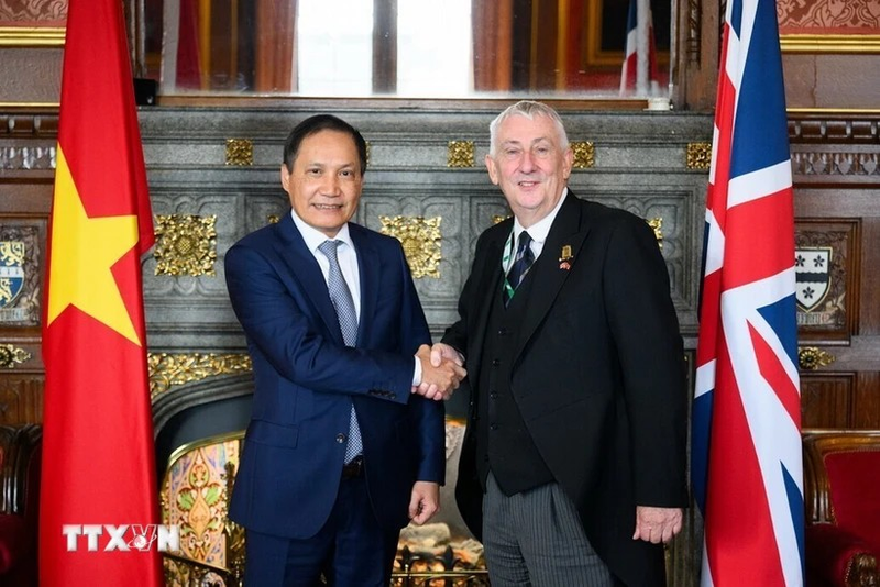 L'ambassadeur du Vietnam au Royaume-Uni, Do Minh Hung (gauche), et le président de la Chambre des communes du Royaume-Uni, Lindsay Hoyle. Photo : VNA.