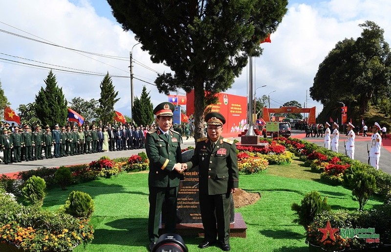 Le général Phan Van Giang, ministre de la Défense (gauche) et le général Chansamone Chanyalath, vice-Premier ministre lao et ministre de la Défense. Photo : qdnd.vn