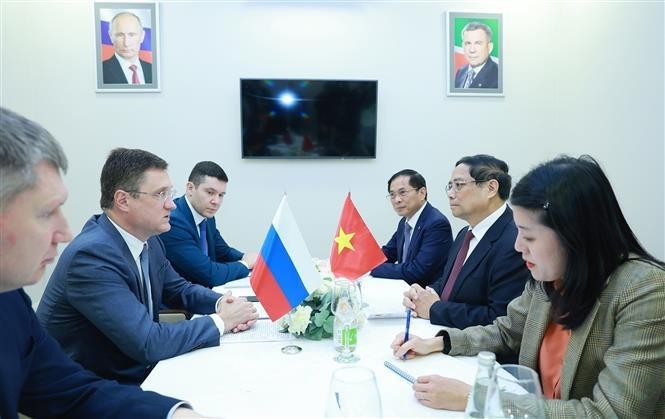 Le Premier ministre Pham Minh Chinh reçoit le vice-Premier ministre russe Alexandre Novak, le 23 octobre en Russie. Photo : VNA.