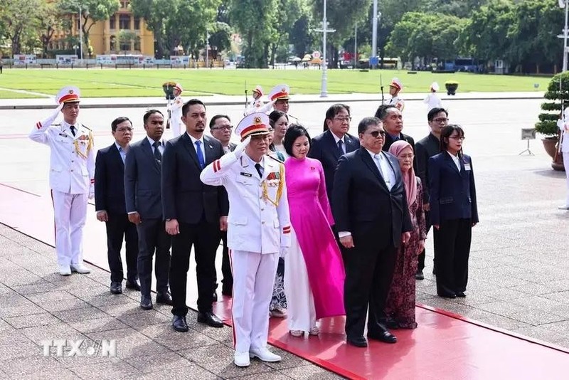 Le président de la Chambre des représentants de Malaisie, Tan Sri Dato' Johari Bin Abdul et son épouse, à la tête de la délégation de la Chambre basse malaisienne rend hommage au Président Hô Chi Minh. Photo : VNA.