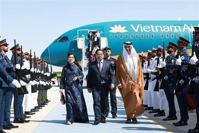 Le Premier ministre Pham Minh Chinh et son épouse à leur descente d’avion à l’aéroport international Zayed d’Abu Dhabi. Photo : VNA.