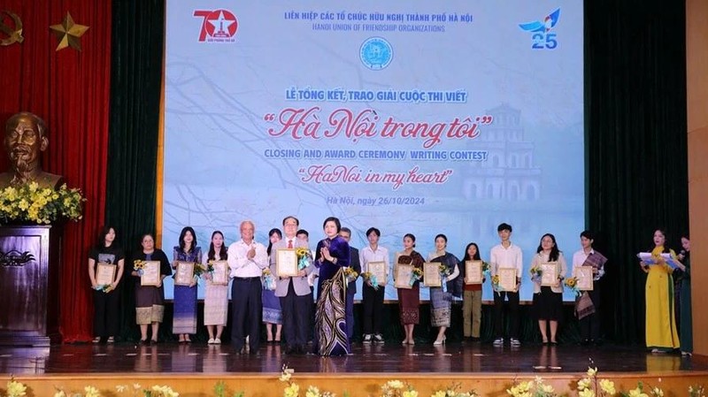 Lors de la cérémonie de remise des prix du concours d’écriture « Hanoï dans mon cœur », le 26 octobre à Hanoï. Photo: baoquocte.vn