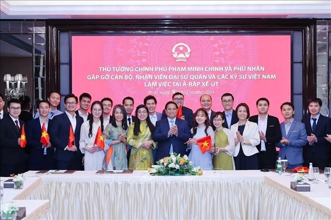 Le Premier ministre Pham Minh Chinh rencontre la communauté vietnamienne en Arabie saoudite. Photo : VNA.