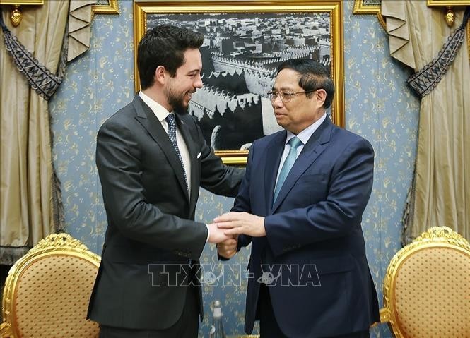 Le Premier ministre Pham Minh Chinh (droite) et le prince héritier du Royaume de Jordanie Al Hussein bin Abdullah II. Photo : VNA.