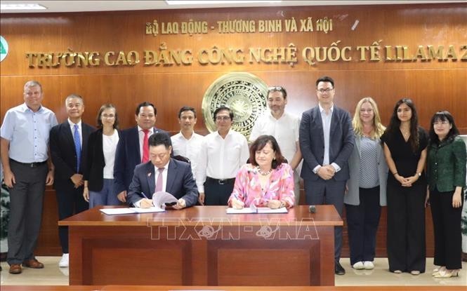 Cérémonie de signature de l'accord pour la création d'une salle de pratique de la langue allemande à Lilama 2. Photo : VNA.